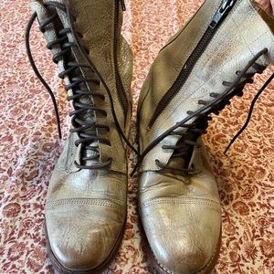 Bedstu size 7 1/2 distressed combat boots! EUC